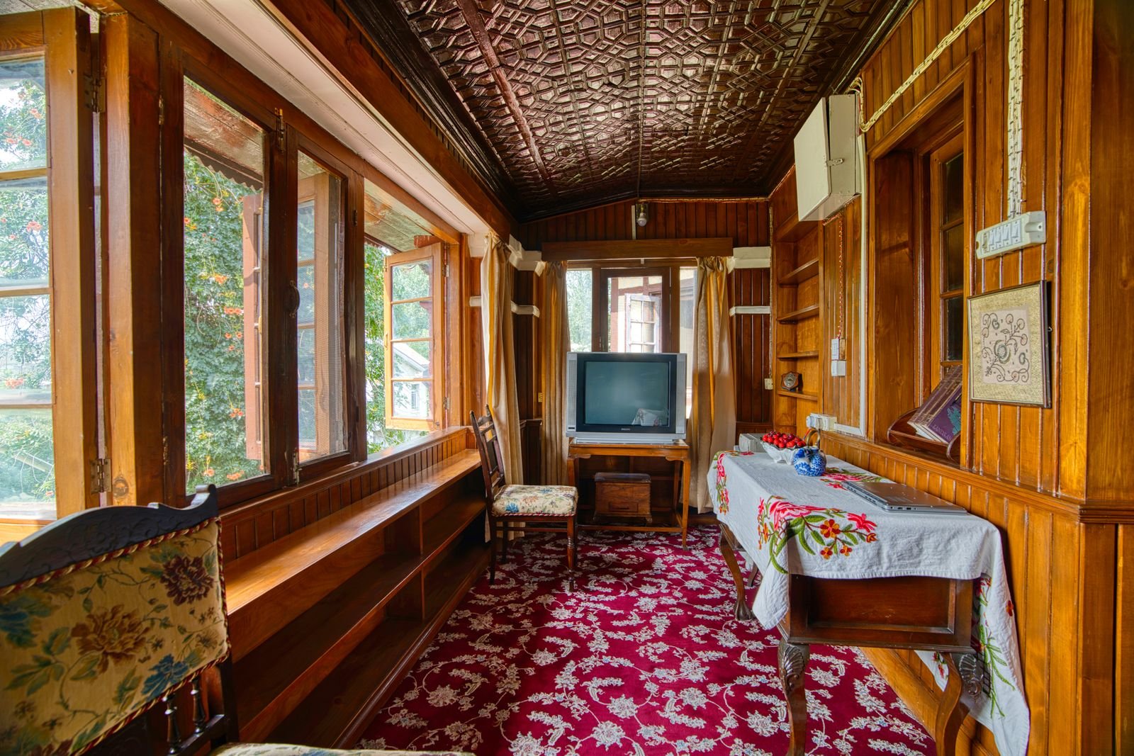 Traditional Kashmir houseboat stay for honeymoon couples