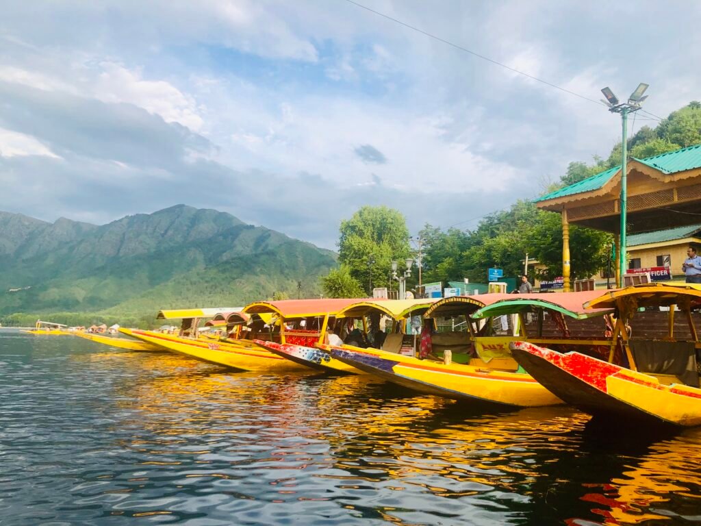 Kashmir Itinerary for 5 Days by golden travels srinagar
