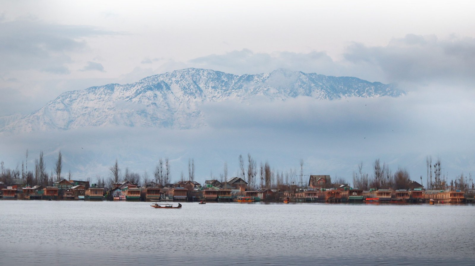 Kashmir trip cost with Dal Lake Srinagar and snow-capped mountains