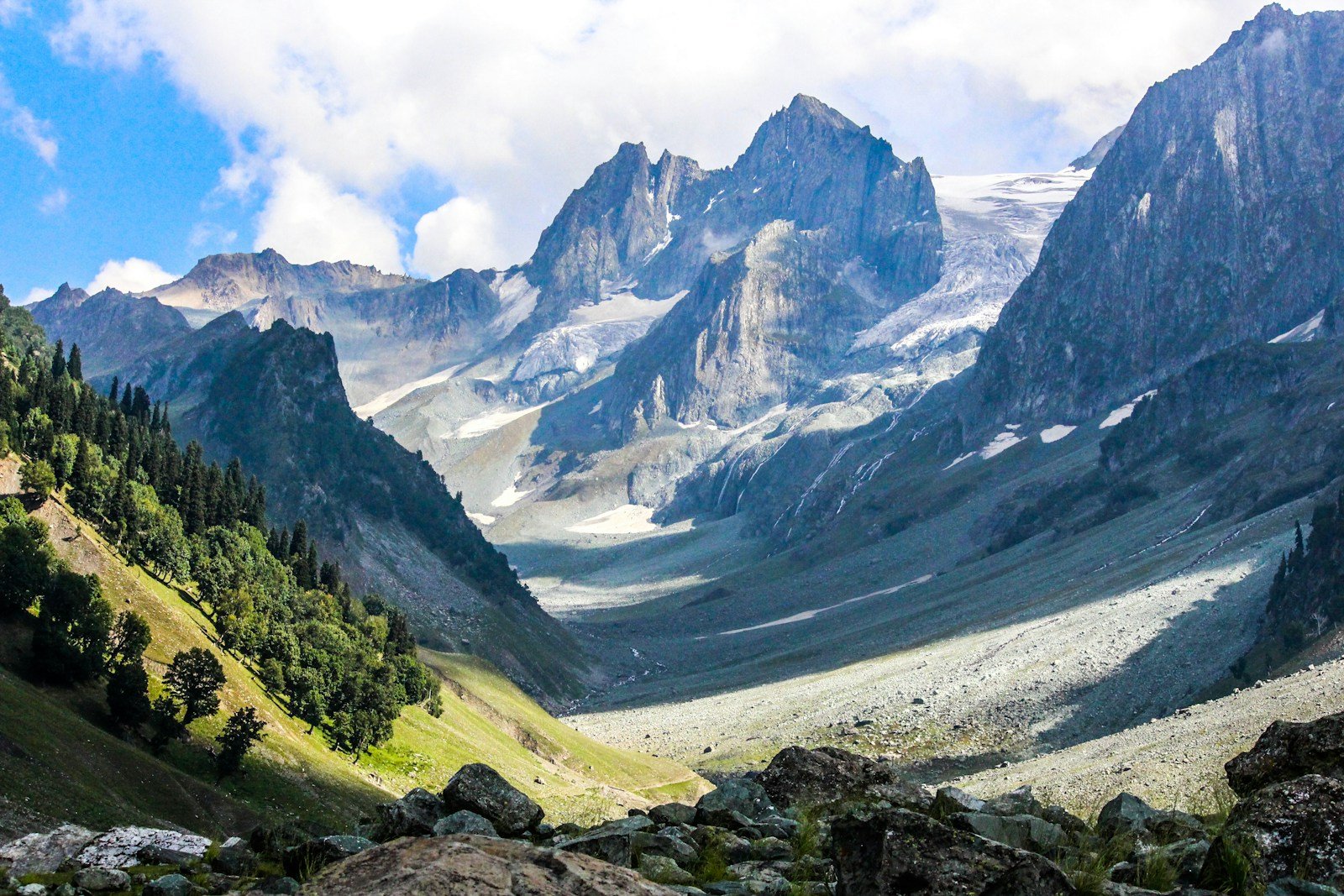 Best places to visit in Kashmir – Sonamarg mountains