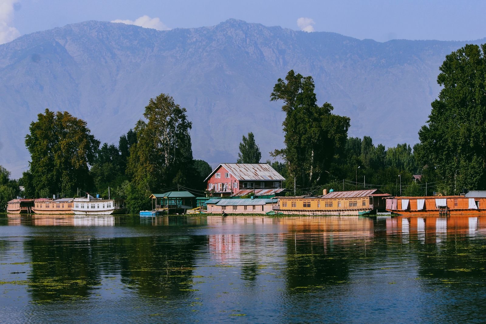 Kashmir trip planning mistakes to avoid when choosing accommodation near Dal Lake