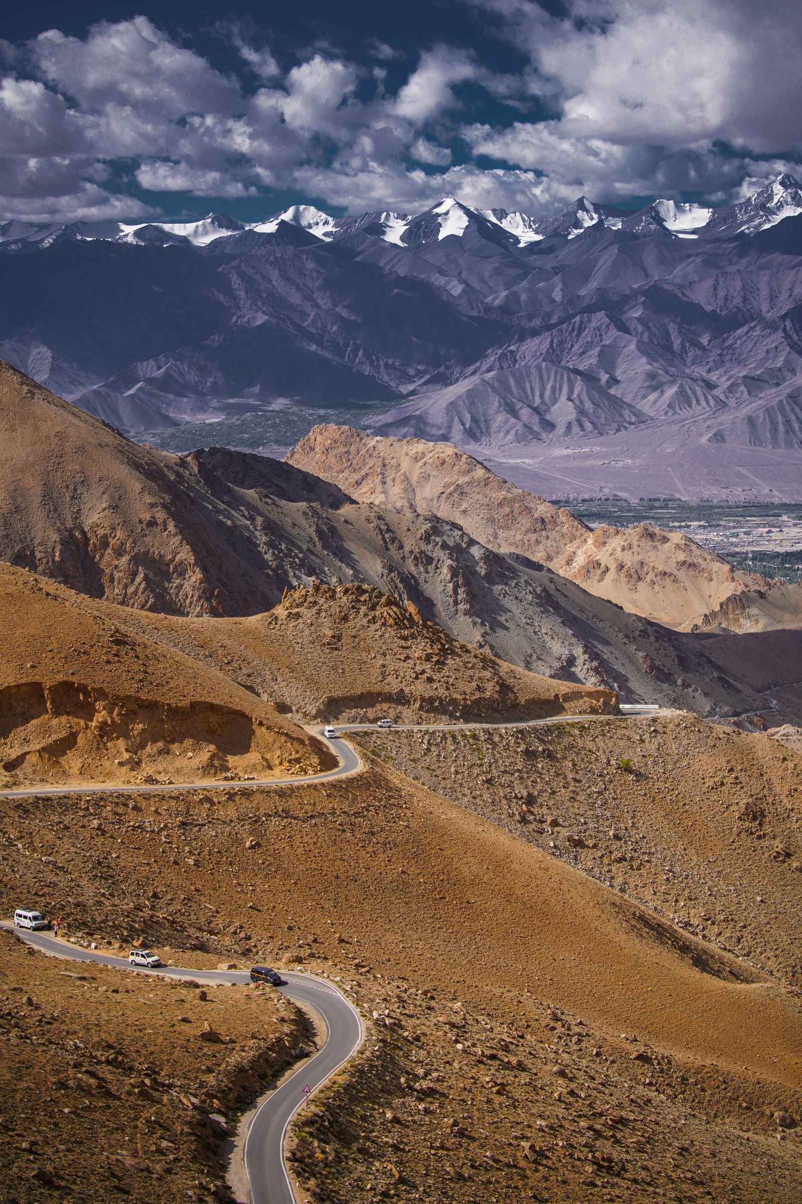 Mountain road illustrating why transport arrangements and journey times should be checked before booking a Kashmir tour